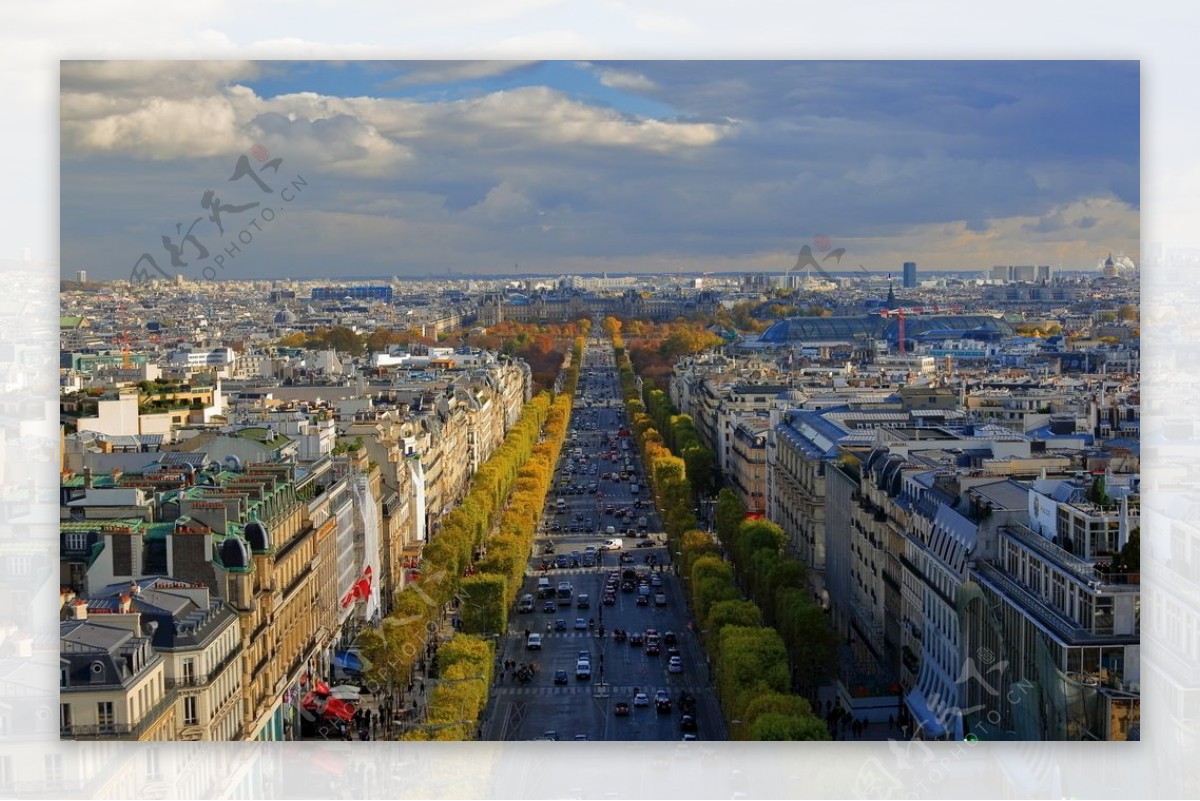 巴黎凯旋门上俯瞰香榭丽大街