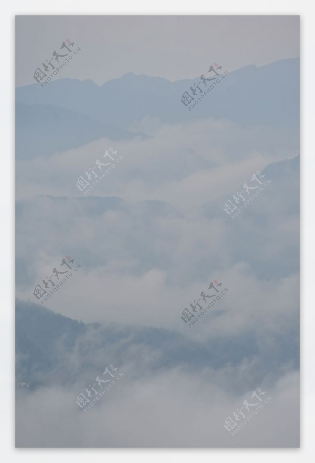 云雾围绕山水间自然风光