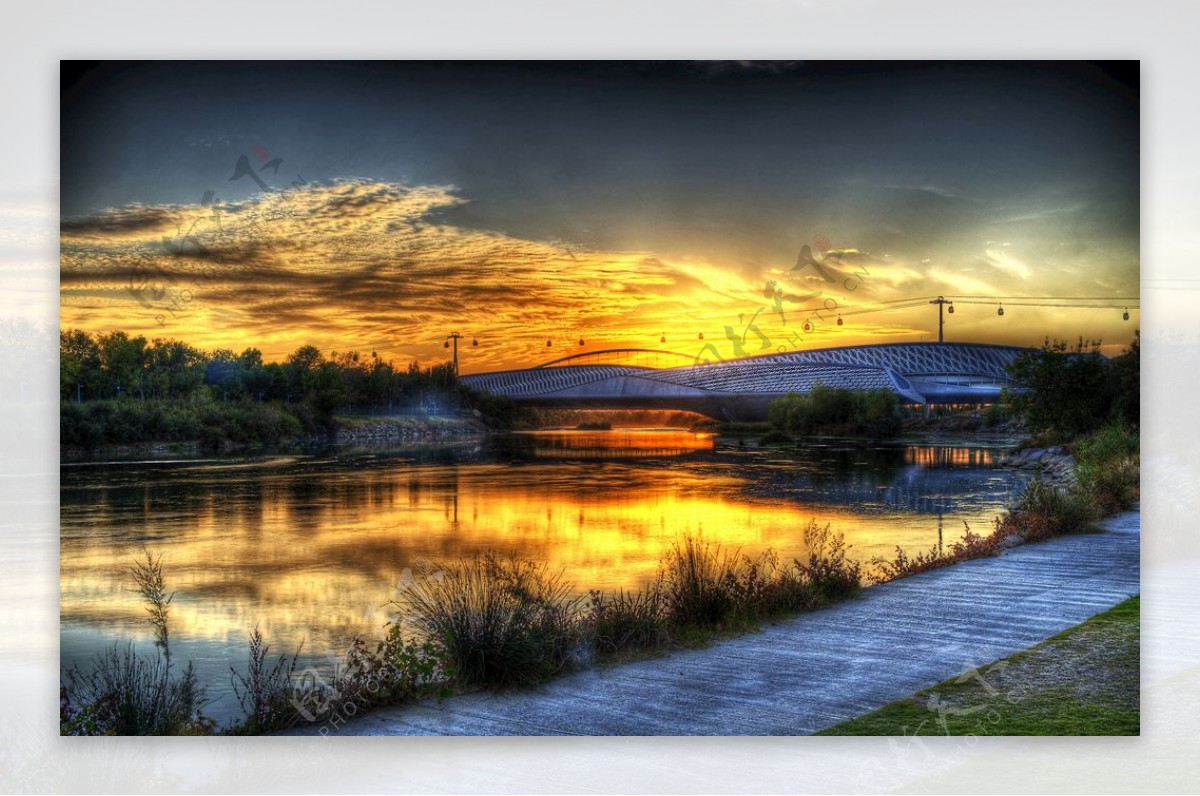 夕阳下的大桥景观摄影