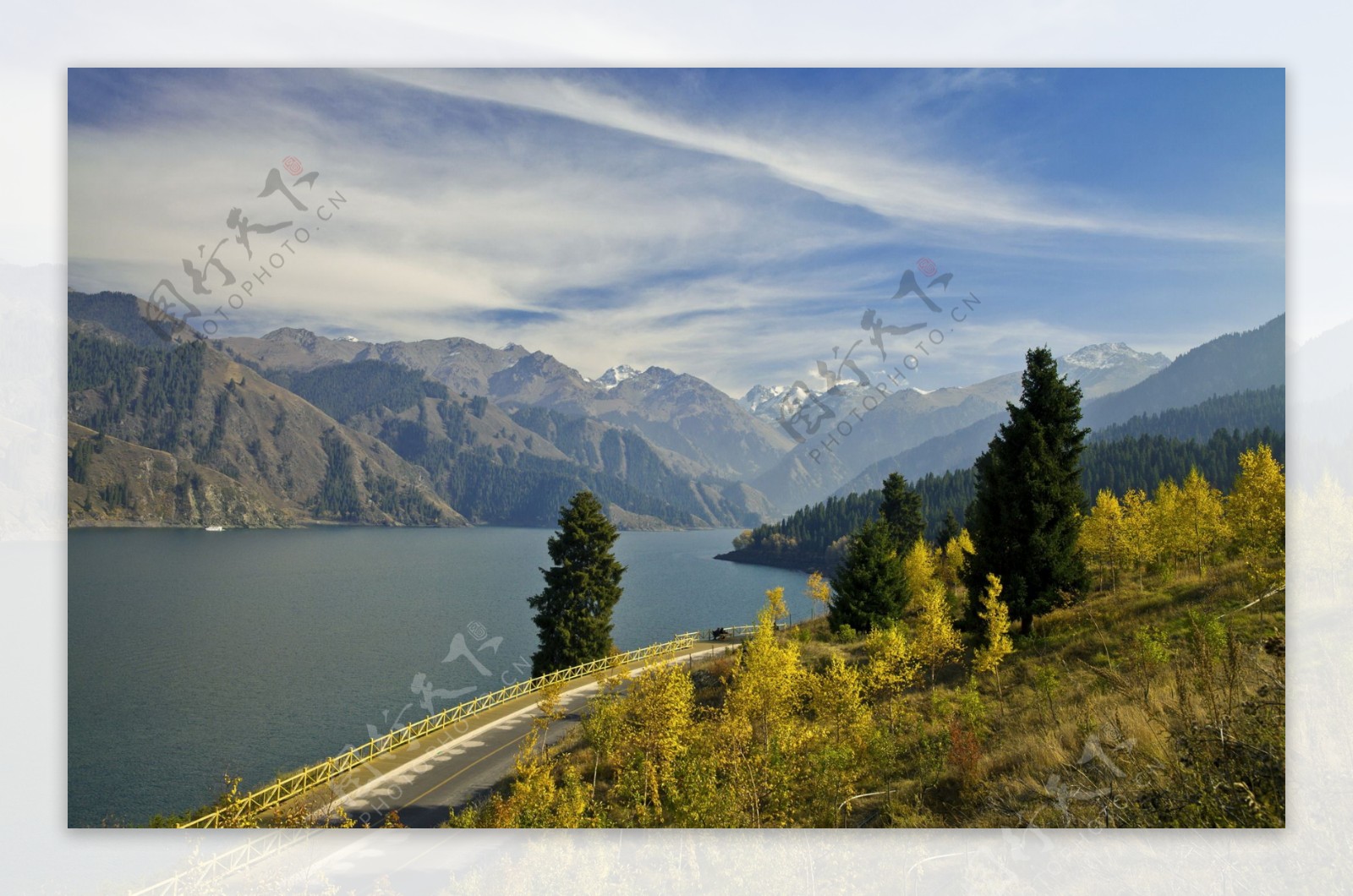 中国新疆天山天池风景图背景