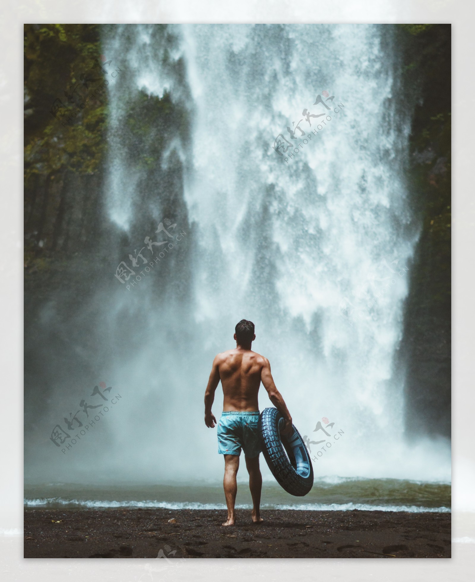 男人强壮瀑布海边悬崖背景素材