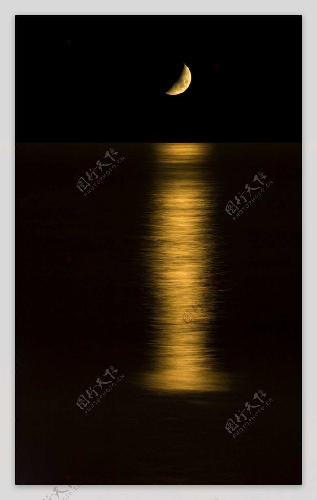 月亮在海面的倒影