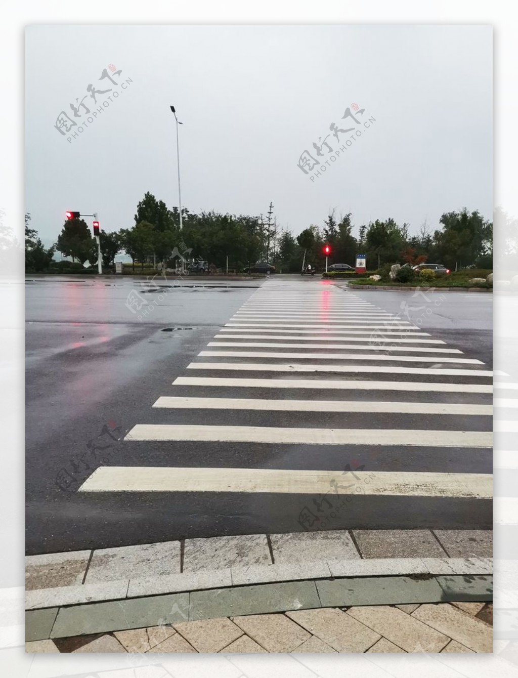 道路人行道红绿灯雨季背景素材