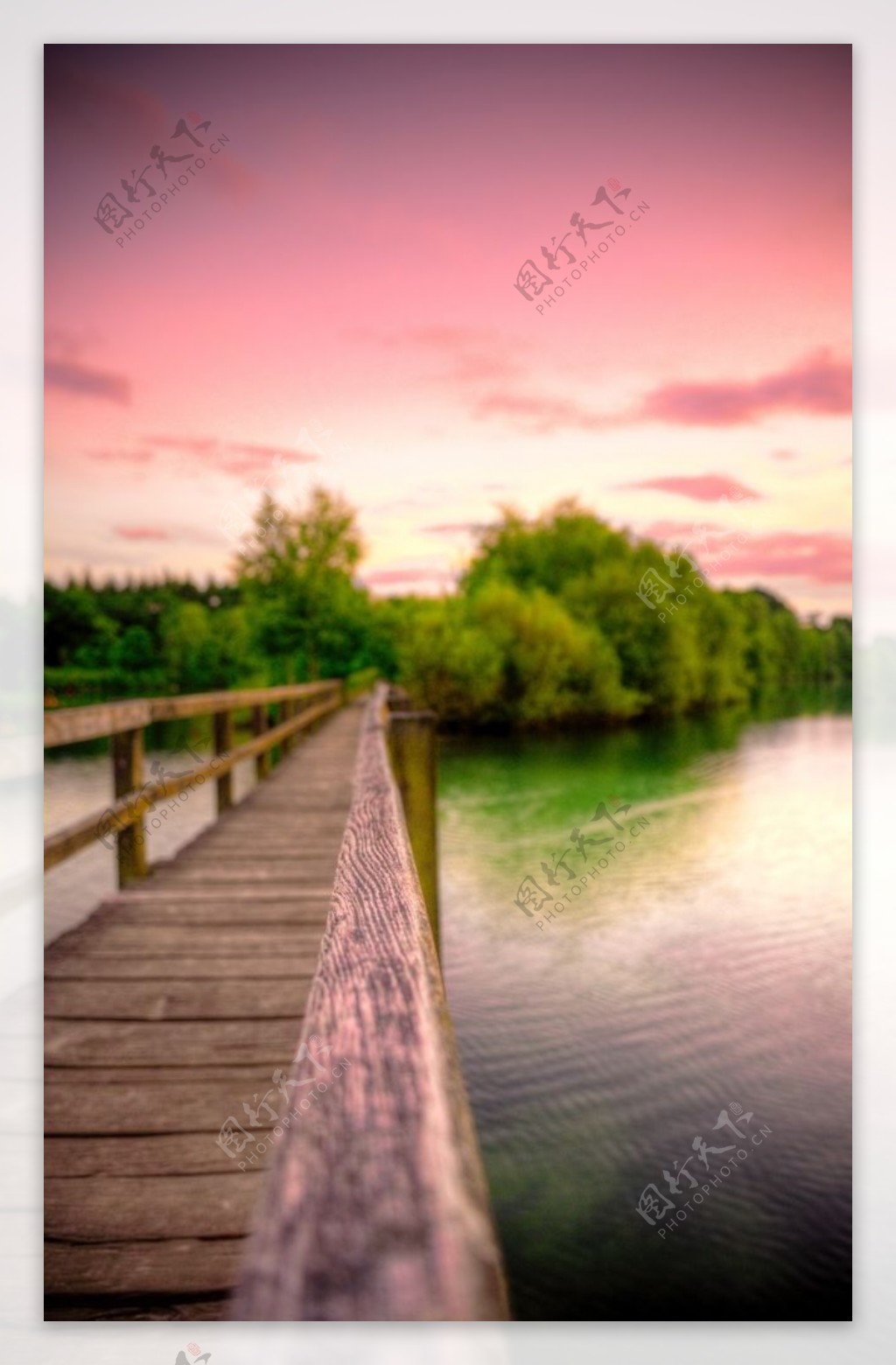 木桥日落湖面自然生态背景素材