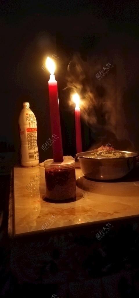 红蜡烛烛火图片
