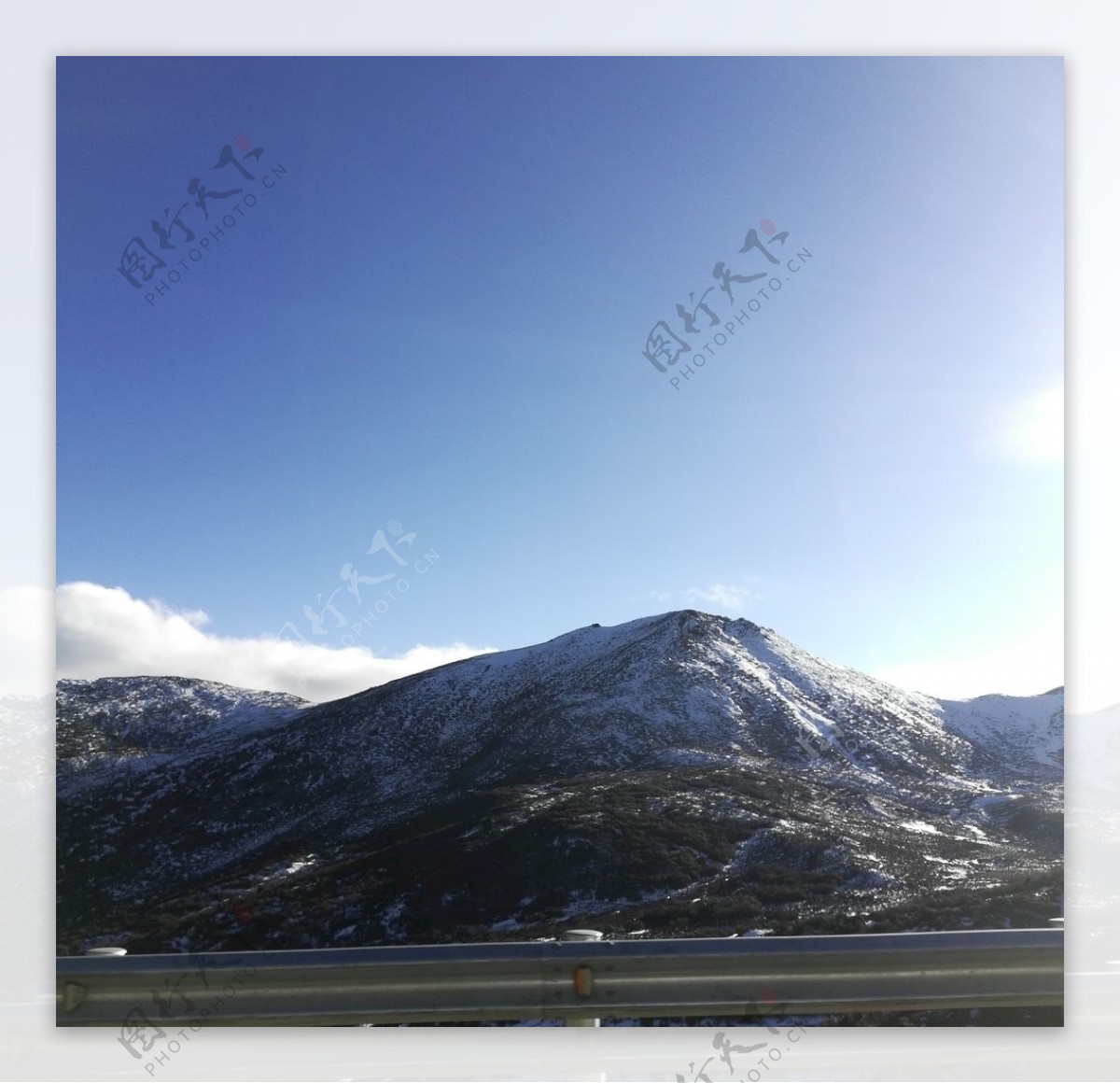 蓝天雪山图片