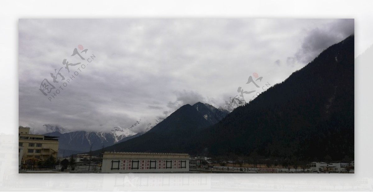 雪山乡村建筑风光图片
