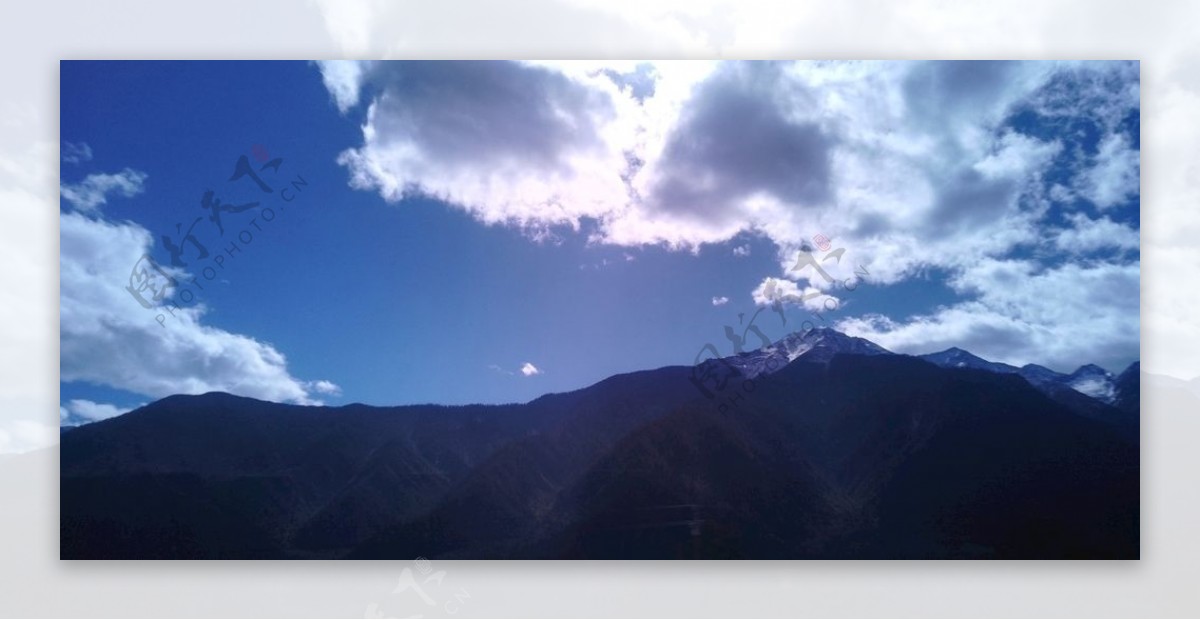 白云雪山风景图片