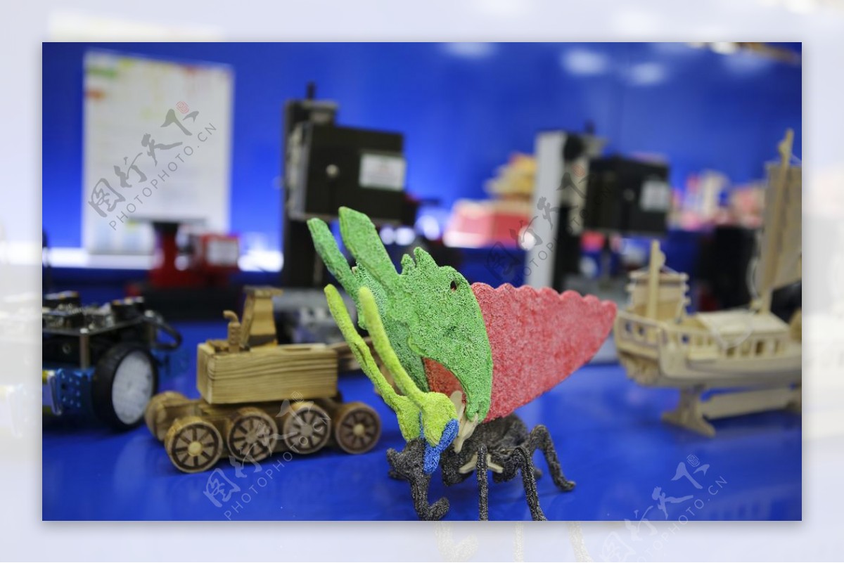 益智玩具店玩具蝴蝶坦克车图片
