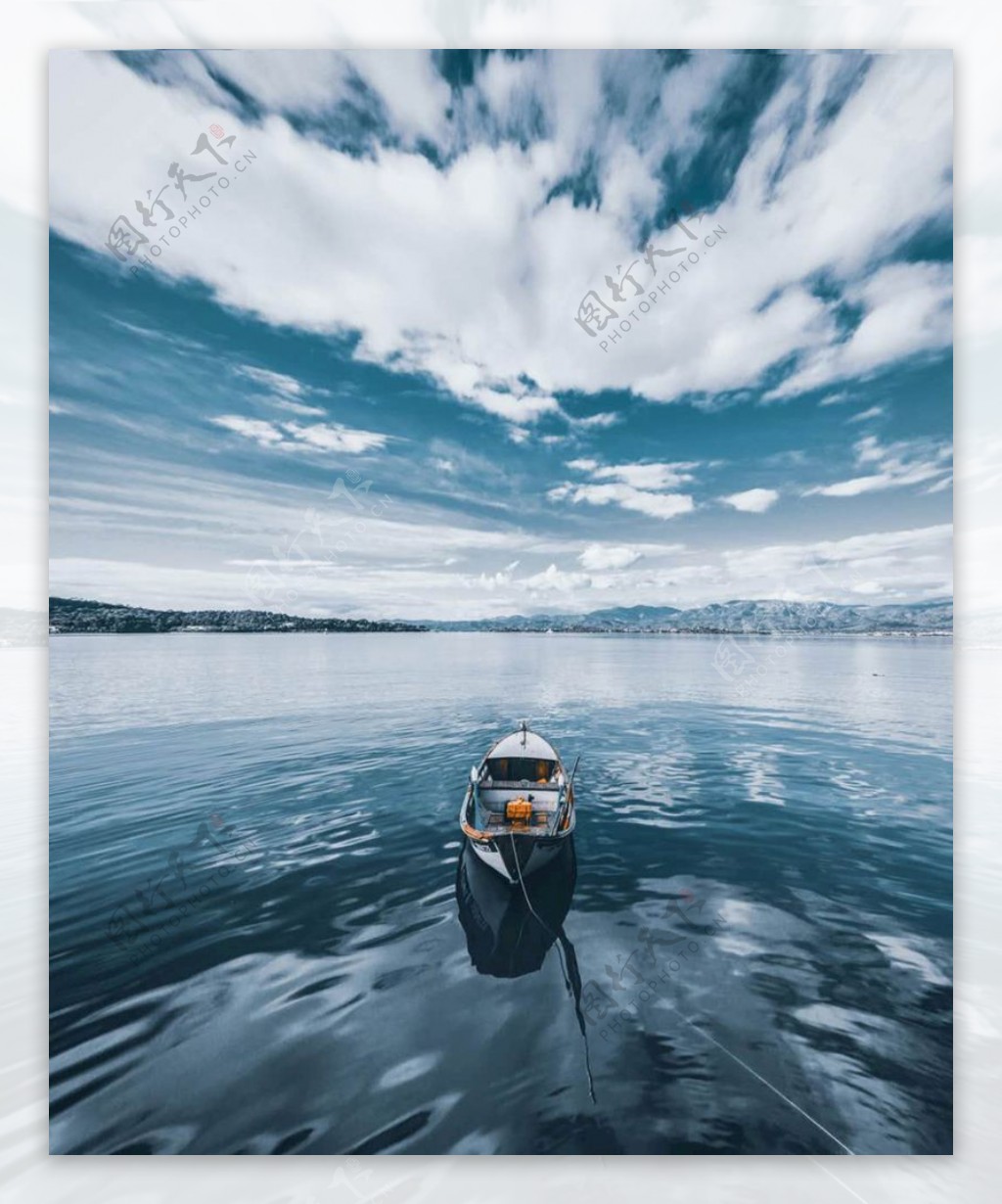 湖上的船图片