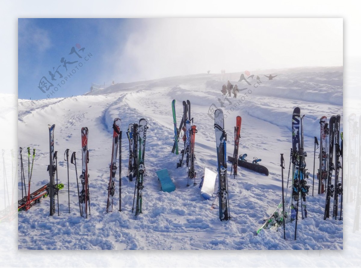 雪地里的滑雪板图片