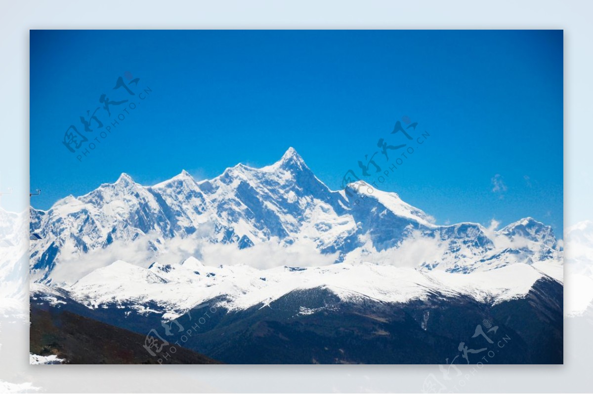 雪山山峰蓝天背景海报素材图片