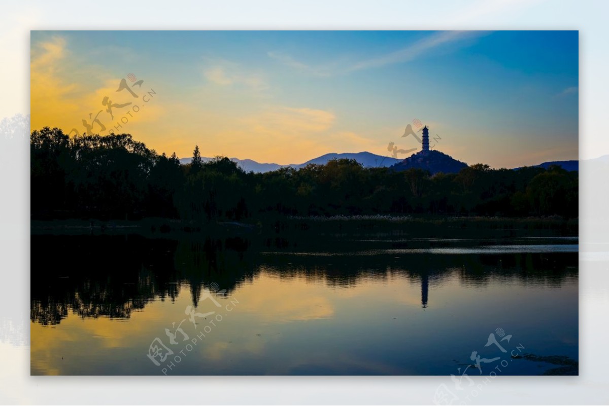 北京北坞公园与玉泉山的塔图片