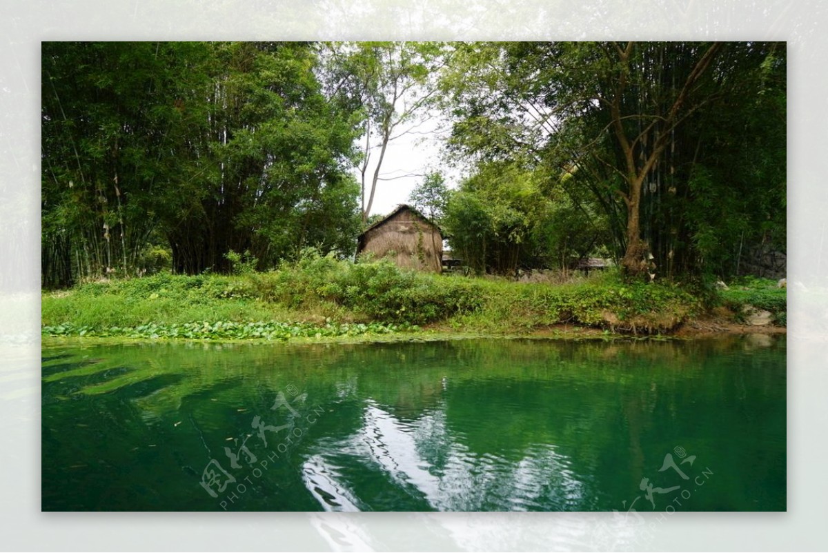 林中湖边小屋图片