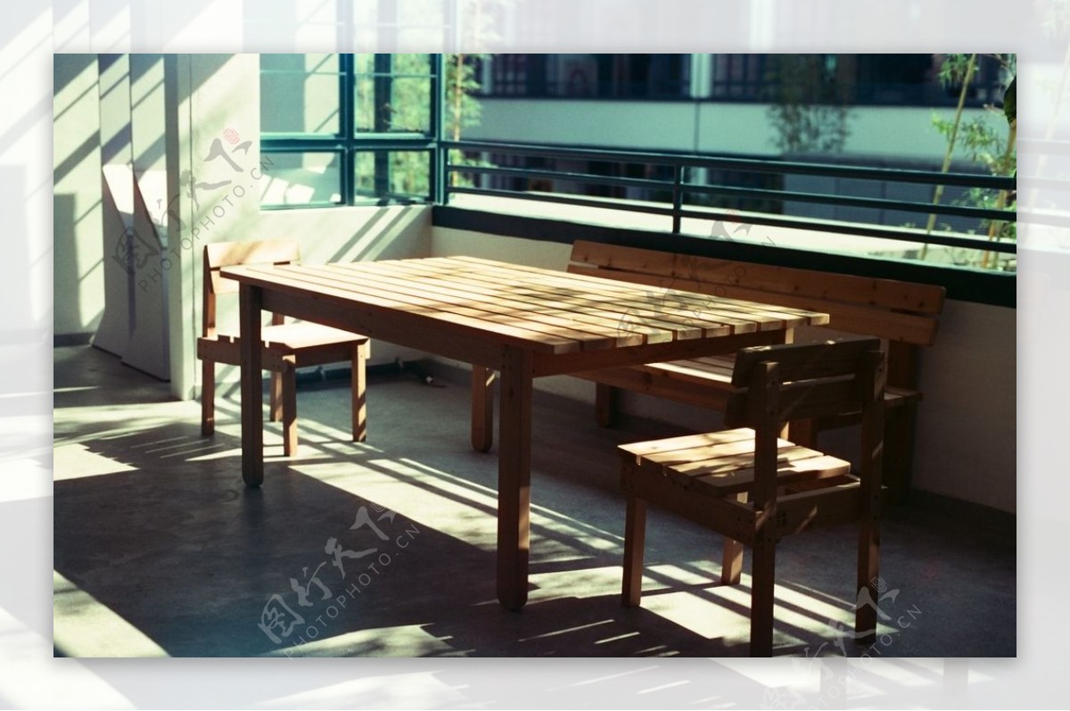 教室学生书桌木质复古背景素材图片