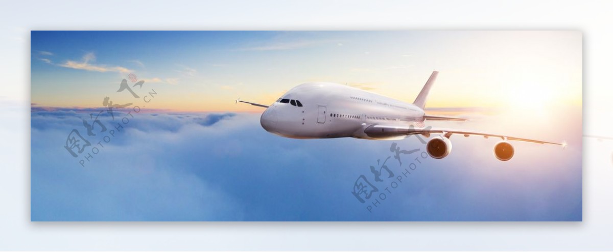 云朵中飞行的客机图片