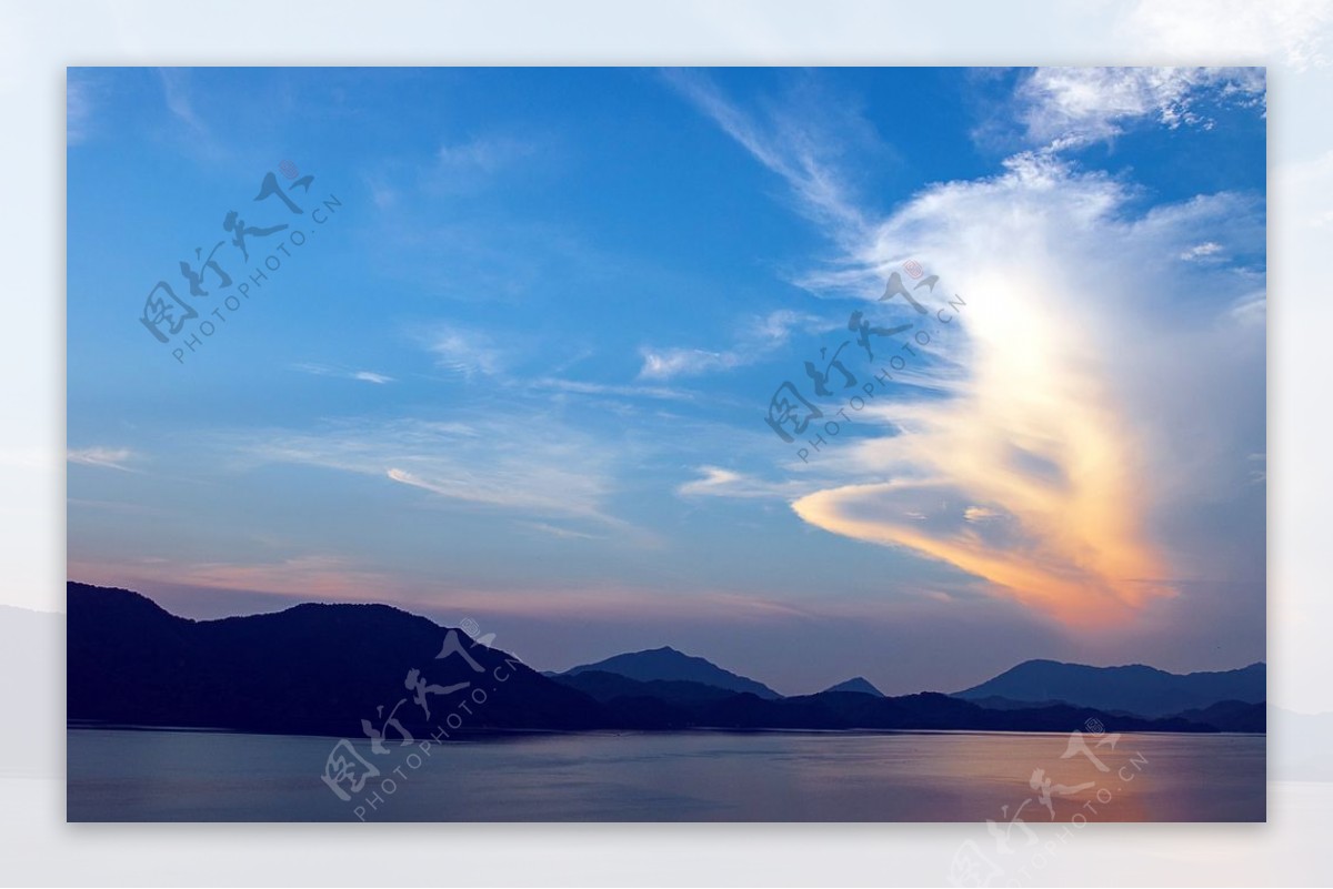 蓝天远山背景图片
