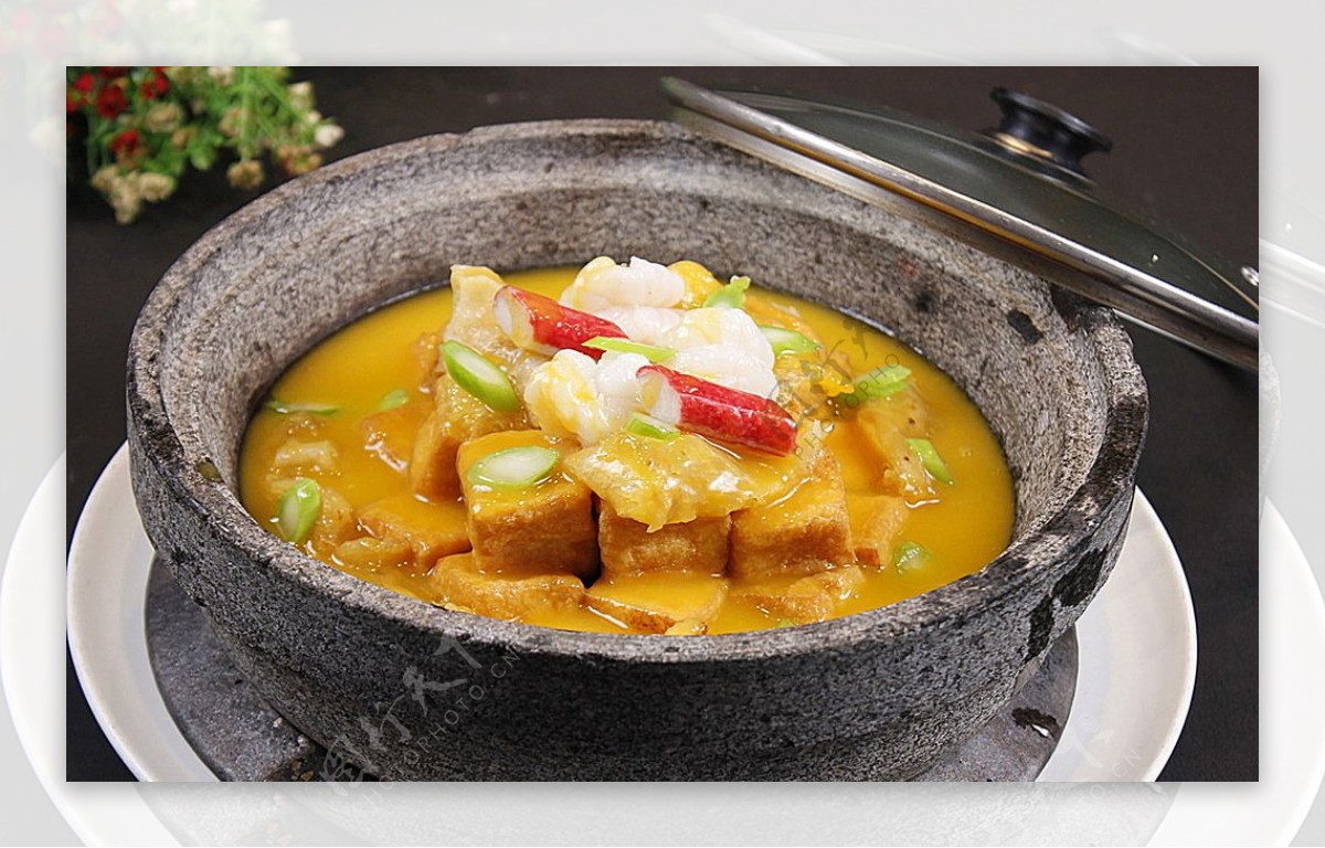 淮扬菜砂锅海鲜豆腐汤图片