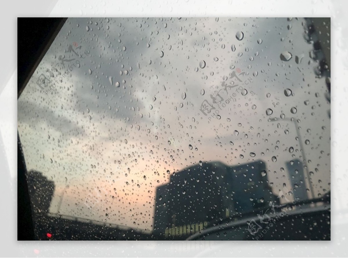 阴雨天的车窗外图片