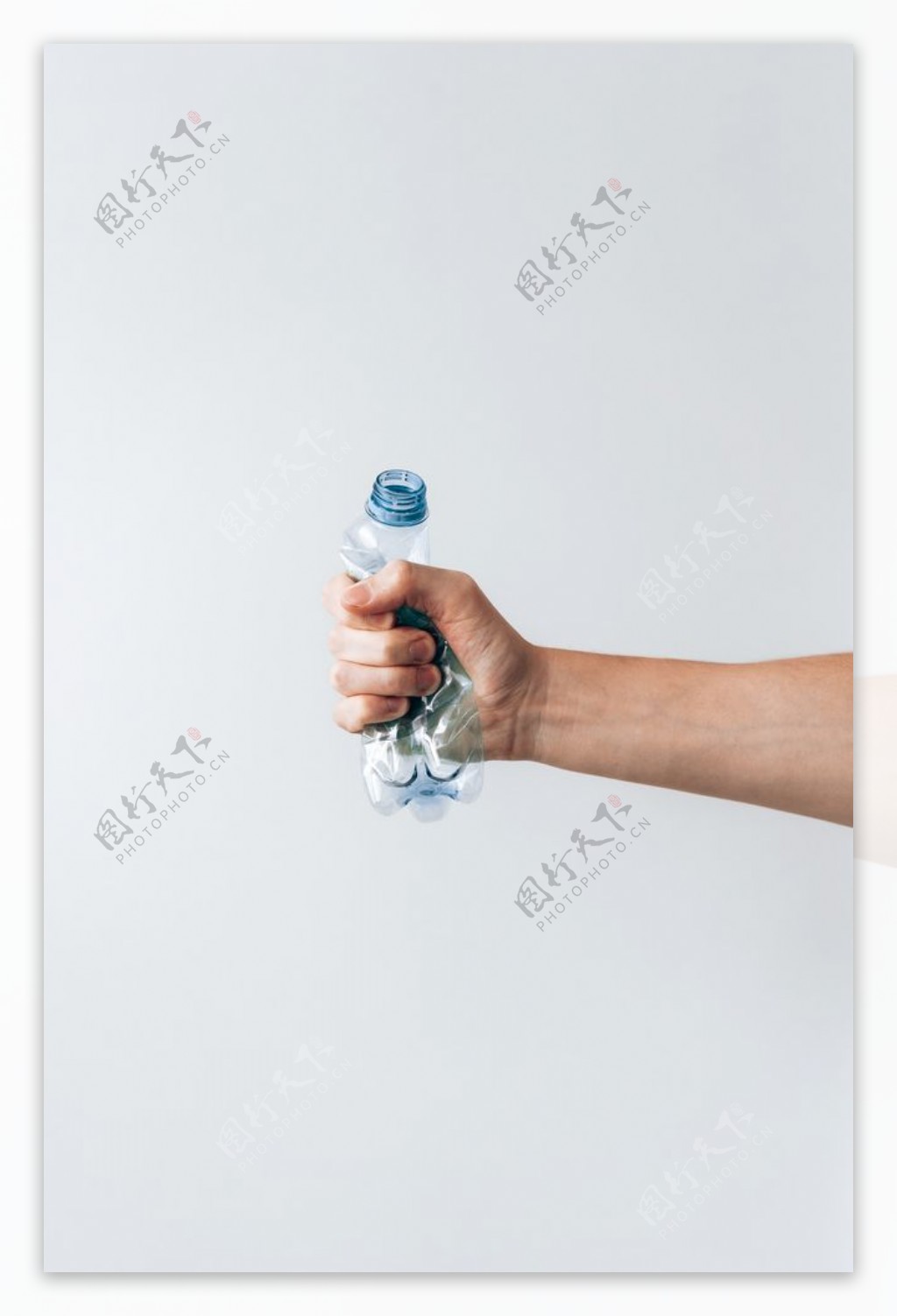 手握塑料瓶子图片