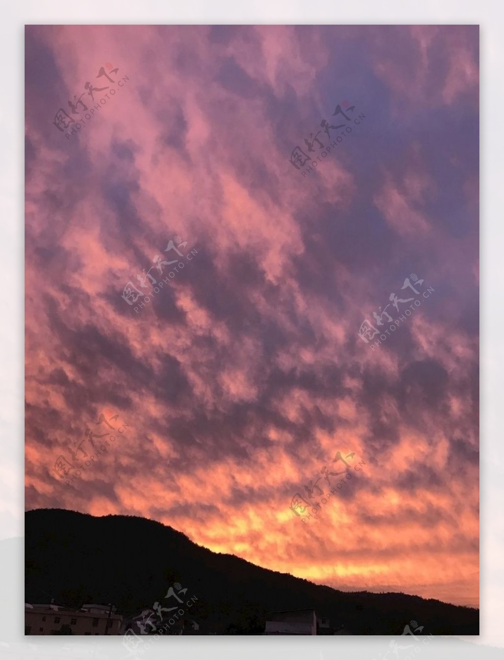 夕阳染红云彩图片